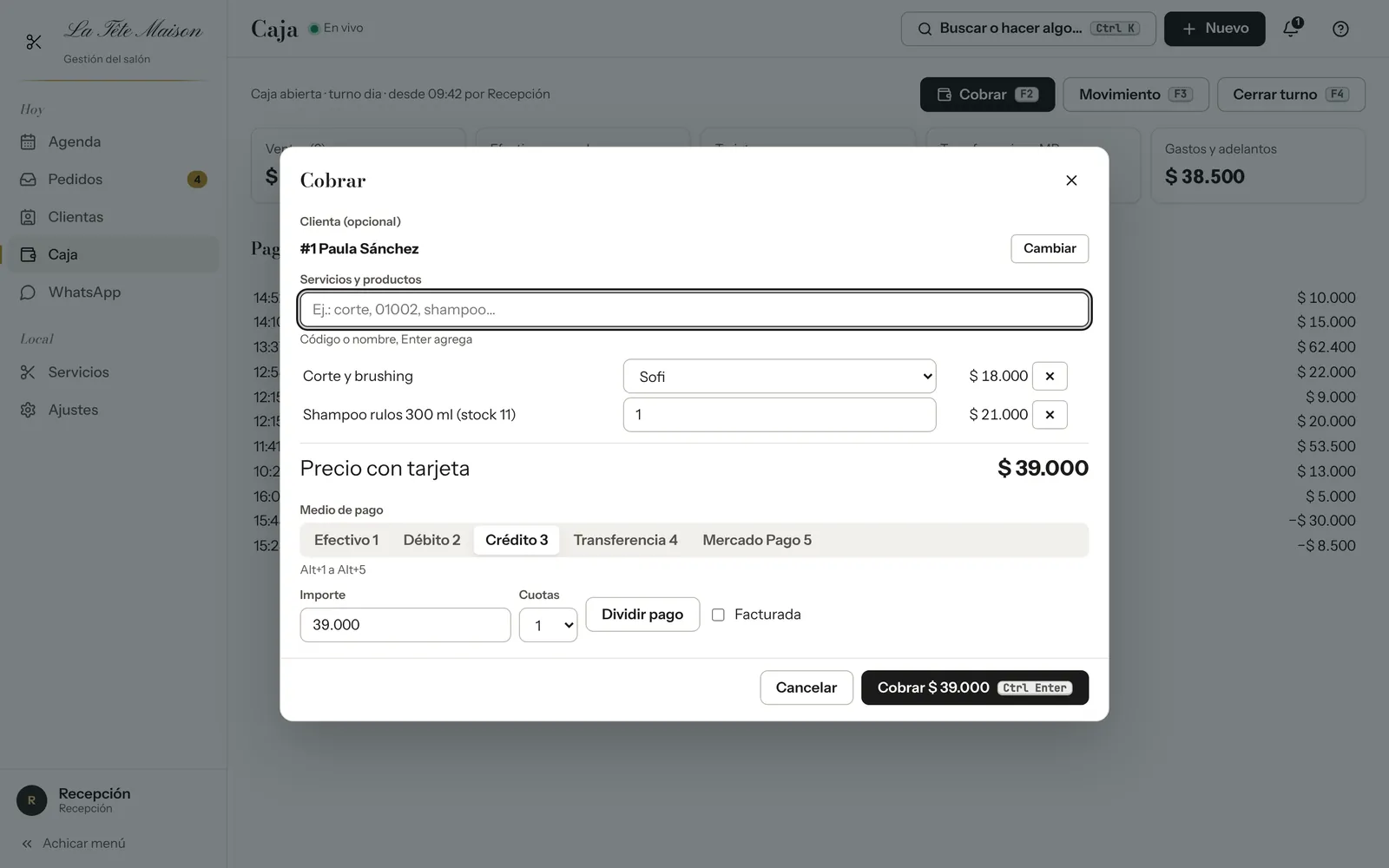 Cobrar (F2). Todo con teclado: servicios y productos, medio de pago, cuotas, dividir el pago y facturada. El precio cambia solo entre efectivo y tarjeta.